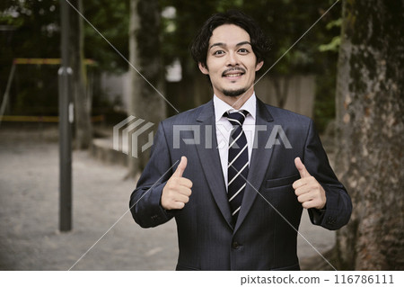 Expressive man in a suit outdoors 116786111