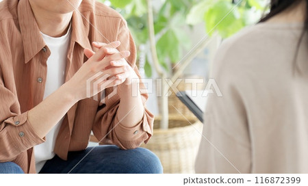 Men receiving psychological counseling 116872399