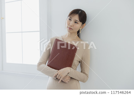 Businesswoman holding a file 117546264