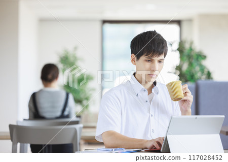 A man working at a cafe 117028452