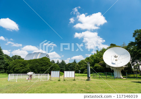 國家天文台，兩台電波望遠鏡，晴朗的夏日天空，東京三鷹市 117346019