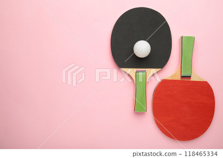 Ping pong rackets and ball on pink background with copy space. 118465334