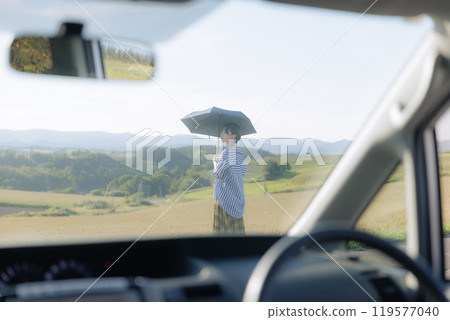 年輕女子走在車外 119577040