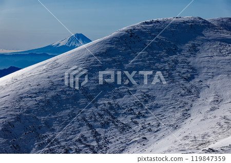 嚴冬時節，從八嶽山脈的碘嶽山眺望橫嶽和富士山 119847359