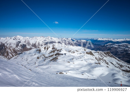 Ski slopes and mountains of Les Menuires in the french alps 119906927