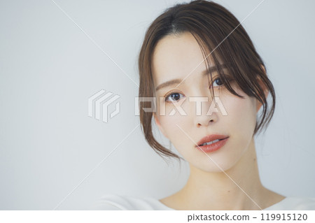 Woman in white blouse 119915120