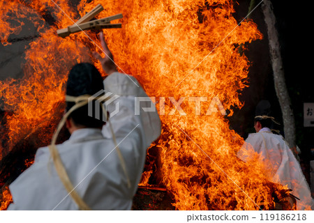 Photographing the rising flames of the burning ritual held at Hachiman-san in Yawata 119186218