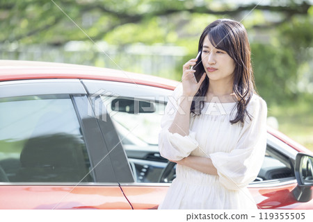 一個女人在她的車拋錨時打電話 119355505