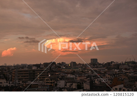 An orange cumulonimbus cloud shaped like a UFO 120815120