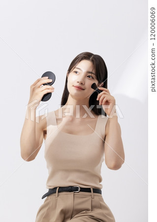 A woman posing with a blusher 120006069