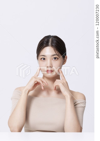 A pretty woman in her 20s posing with her hands 120007230