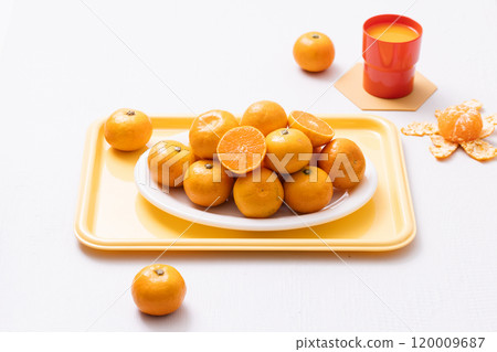 Delicious tangerines plated on a tray and a drink made from tangerines 120009687