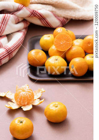 Tangerines on a blanket and tray 120009750