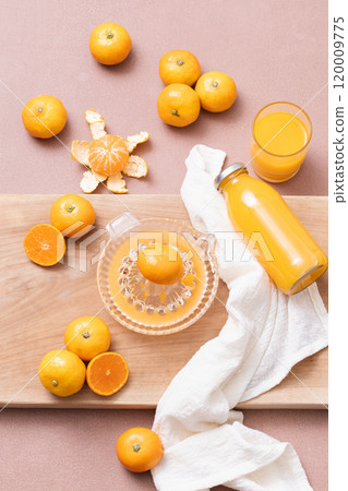 Making a drink with tangerines 120009775