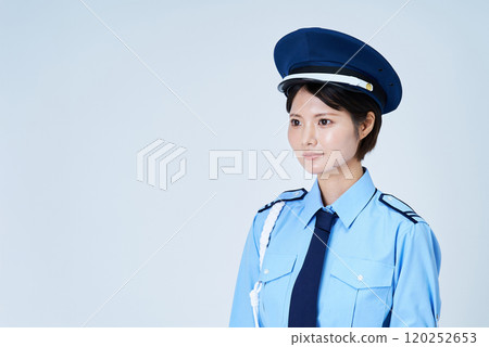 身穿保全/警察制服的女士 120252653