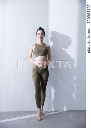 Woman in yoga wear 120395105