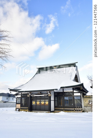 Photographing the scenery of Onyasan Toryu-ji Temple grounds in Ochibe, Yakumo-cho, Hokkaido in winter 121447566