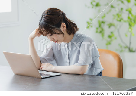 A woman using a computer 121703357