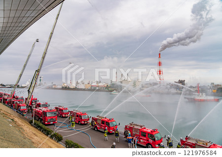 Yokkaichi City Fire Department New Year's Parade and Water Discharge Training (Yokkaichi City, Mie Prefecture) 121976584