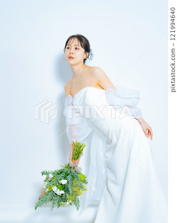 Bride with a bouquet, bridal photo, wedding photo, pre-wedding photo 121994640