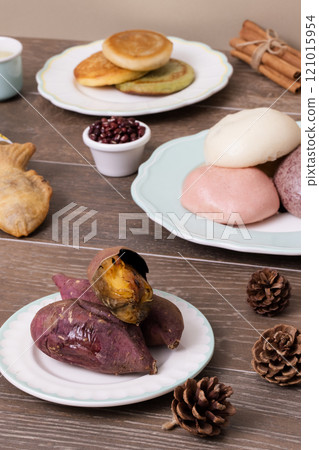 Various types of delicious winter snacks such as sweet potato, bungeoppang, hotteok, pancake, chestnut, etc. 121015954