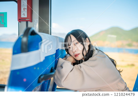 年輕女子搭乘公車，看著窗外 121024479