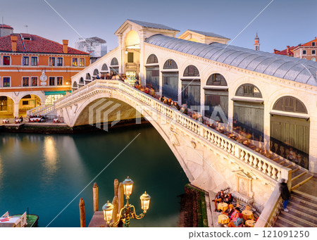 Rialto Bridge over the Grand Canal in Venice, Italy 121091250