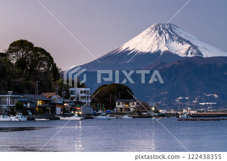 [靜岡縣]富士山與寧靜漁村的日落 122438355