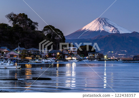 [靜岡縣]富士山與寧靜漁村的日落 122438357