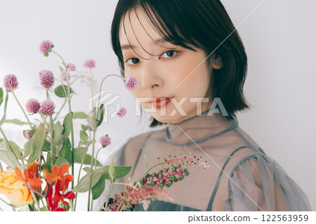 Young woman with a bouquet 122563959