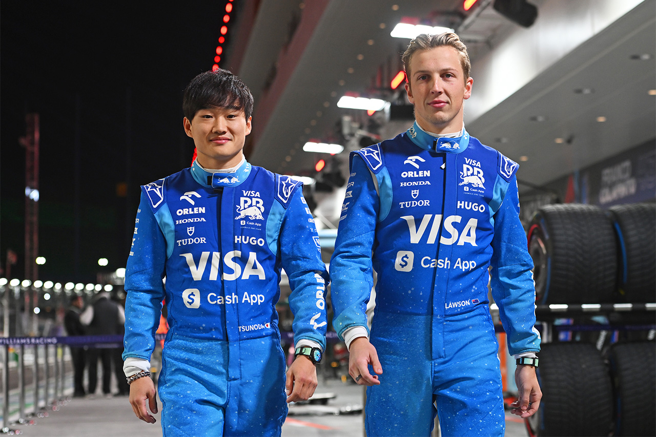 角田裕毅とローソン F1ラスベガスGP“グリッター”レーシングスーツを披露