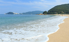 白い砂浜とクリスタルのように透き通る人気のビーチ！水晶浜へドライブ　福井県美浜町