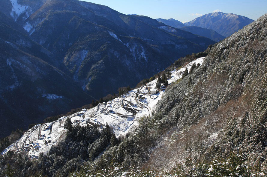 南アルプスの急峻な尾根に広がる里山。