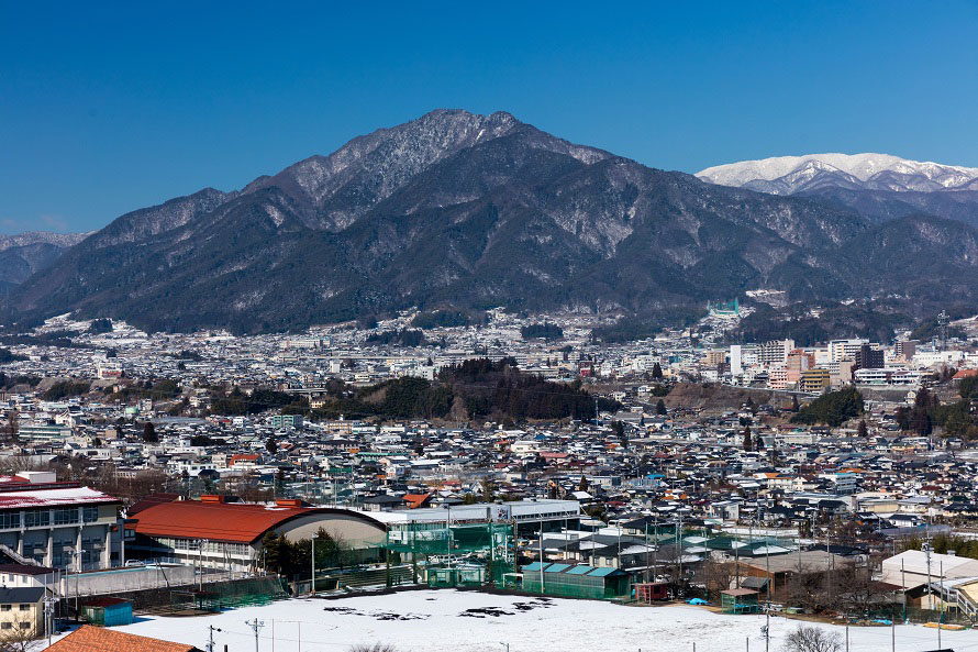 県外からの登山客も多い風越山。山中には室町時代に建てられた白山神社本殿などの史跡もある。