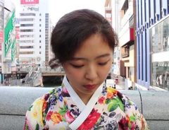 彼女の想いは伝わるのか　反韓デモの横で『フリーハグ』をする韓国人女性