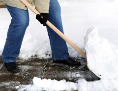 雪かき業界がざわめいた！たった一本の紐で中腰にならずに雪かきをする方法