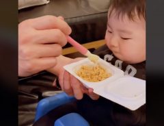 納豆を初めて食べた０歳児のリアクションに「どんな表情よ」