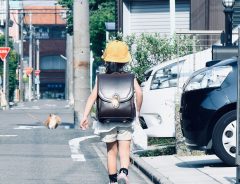 小学生の娘を見送り続けた父親　「６年間、ついにそういわれることはなかった」とつづるワケ