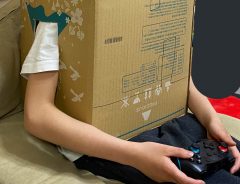 ゲームをしていた息子の姿に「反省中？」「声出して笑った」