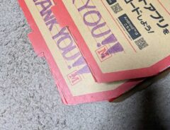 「ピザ届いた！食べよーう……え？」　箱に書かれた文字に「笑い転げた」「最高すぎる」