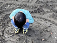 しゃがんだ子供の写真