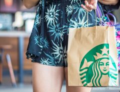 混雑する『スタバ』で困っているおばあさん　すると、２人のギャルが突然？