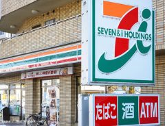 コンビニで『見知らぬギャル』に手をつかまれた男性　直後に現れた恋人を見て…言葉を失う！