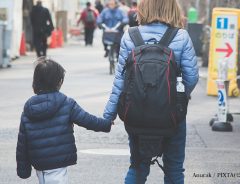 大泣きする２歳の息子　通りすがりのオジサンが、言ってはならない『ひと言』