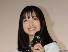 橋本環奈、ちょこんと座る様子がまさに「天使」！生足露出にファン大興奮