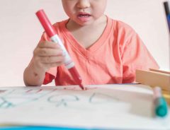 【悲報】子供が壁に落書きしてしまった…簡単に落とせるのかセイキンが検証してみた