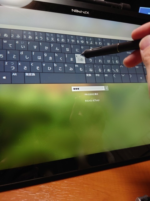 液晶タブレットで文字を入力しているところ