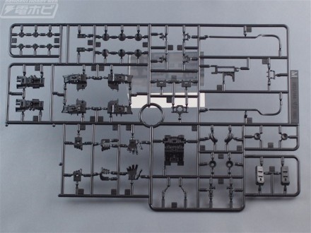 ▲新規部分のフレーム用Mランナー。かなり濃いグレーです。