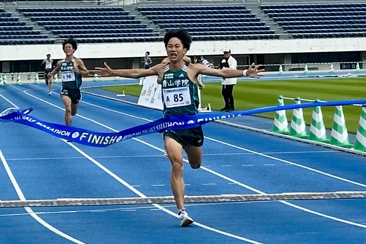 優勝した青学大・安島莉玖（カメラ・手島莉子）