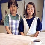 食べやすくカットした米粉ワッフルと（左から）佐々木亜由美さんと深堀晶美さん＝加古川市加古川町良野、まちの保健室カフェおはな